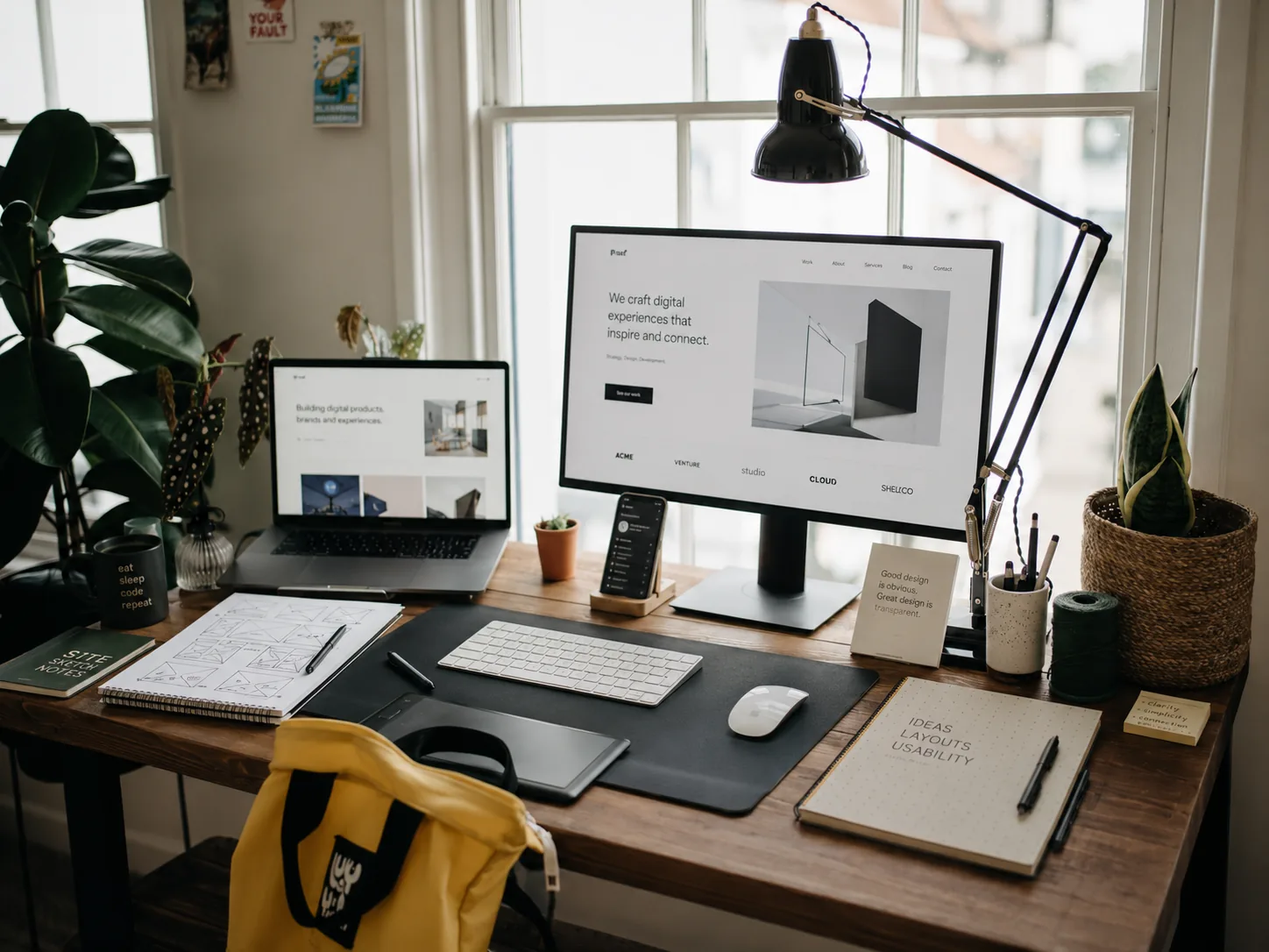 Mesa de trabajo con materiales para organizar contenido web.