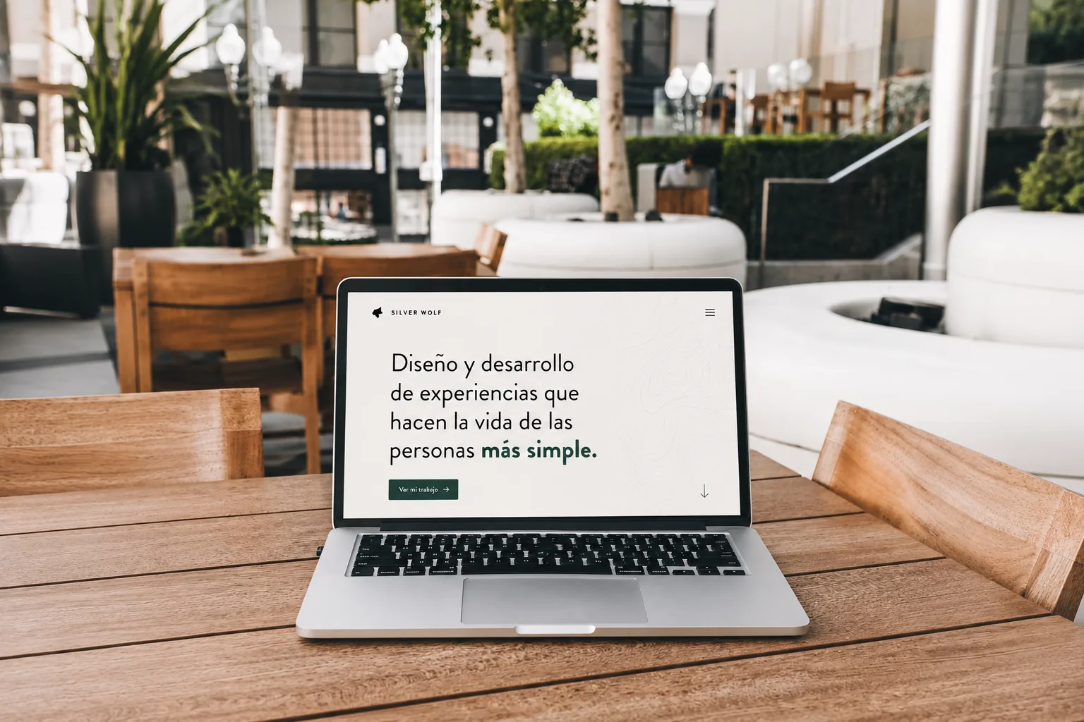 Espacio de trabajo con pantallas mostrando interfaces web.