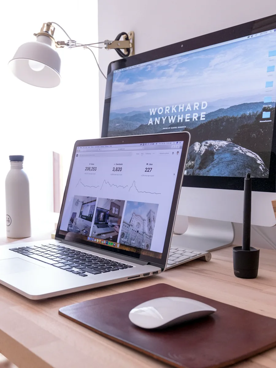 Espacio de trabajo con computadora usado para representar diseño y desarrollo web profesional.